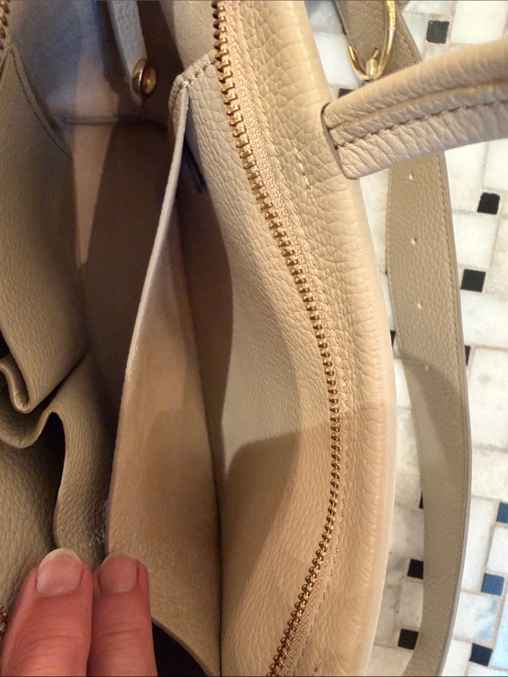 Cuyana Pebbled Leather Shoulder Bag in Taupe - Picture 4 of 8